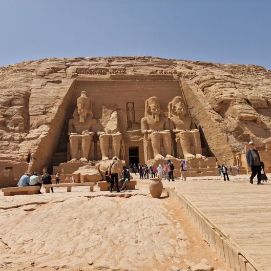 Abseits des Massentourismus organisieren wir für Sie unvergessliche Ausflüge – zu den Pyramiden von Gizeh, Alexandria, Assuan, nach Luxor, maßgeschneiderte Wüstentouren bis hin zu versteckten Oasen. 