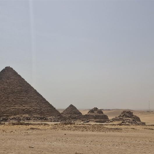 Abseits des Massentourismus organisieren wir für Sie unvergessliche Ausflüge – zu den Pyramiden von Gizeh, Alexandria, Assuan, nach Luxor, maßgeschneiderte Wüstentouren bis hin zu versteckten Oasen. 